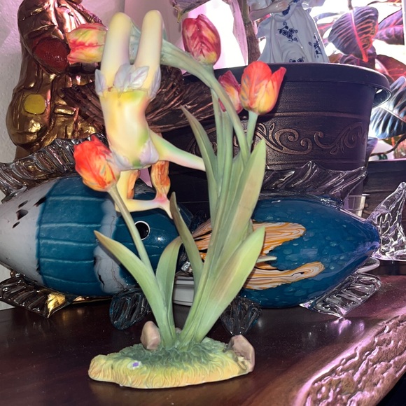 Dragonsite Charming Fairy and Tulip Figurine approx 8.5 inches - Picture 4 of 8